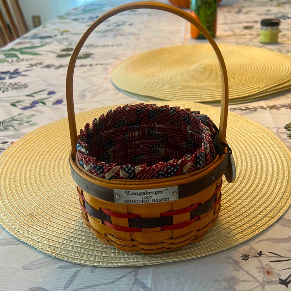 Longaberger 1997 Inaugural basket. Includes tag, plastic & flag material liners